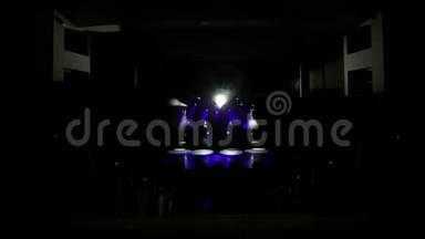 舞台灯光和烟雾。 一个空的音乐会舞台上的彩色灯光与烟雾。
